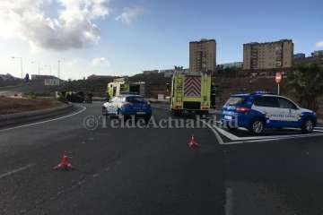 Vuelco de un camión en la rotonda de El Mirador (Foto TA)